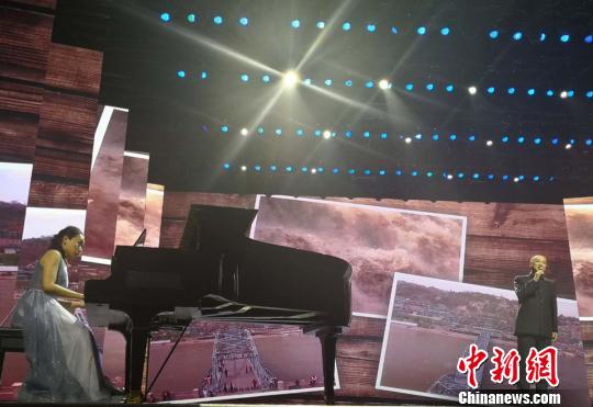 图为诗朗诵《和中山桥有关的意象》。 史静静 摄