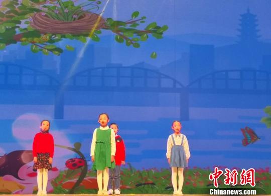 图为小朋友合诵诗歌《一切都醒了》。 史静静 摄