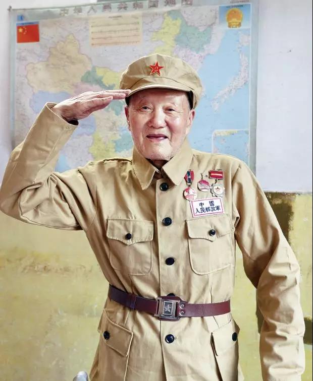 藏了63年报功书的共和国勋章获得者：张富清