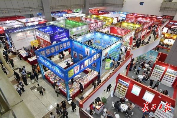 市民前往淘书像过节！华中图书交易会开幕展书近4万种