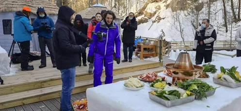 《粉雪奇缘》纪录片节目组走进长白山冰水泉景区