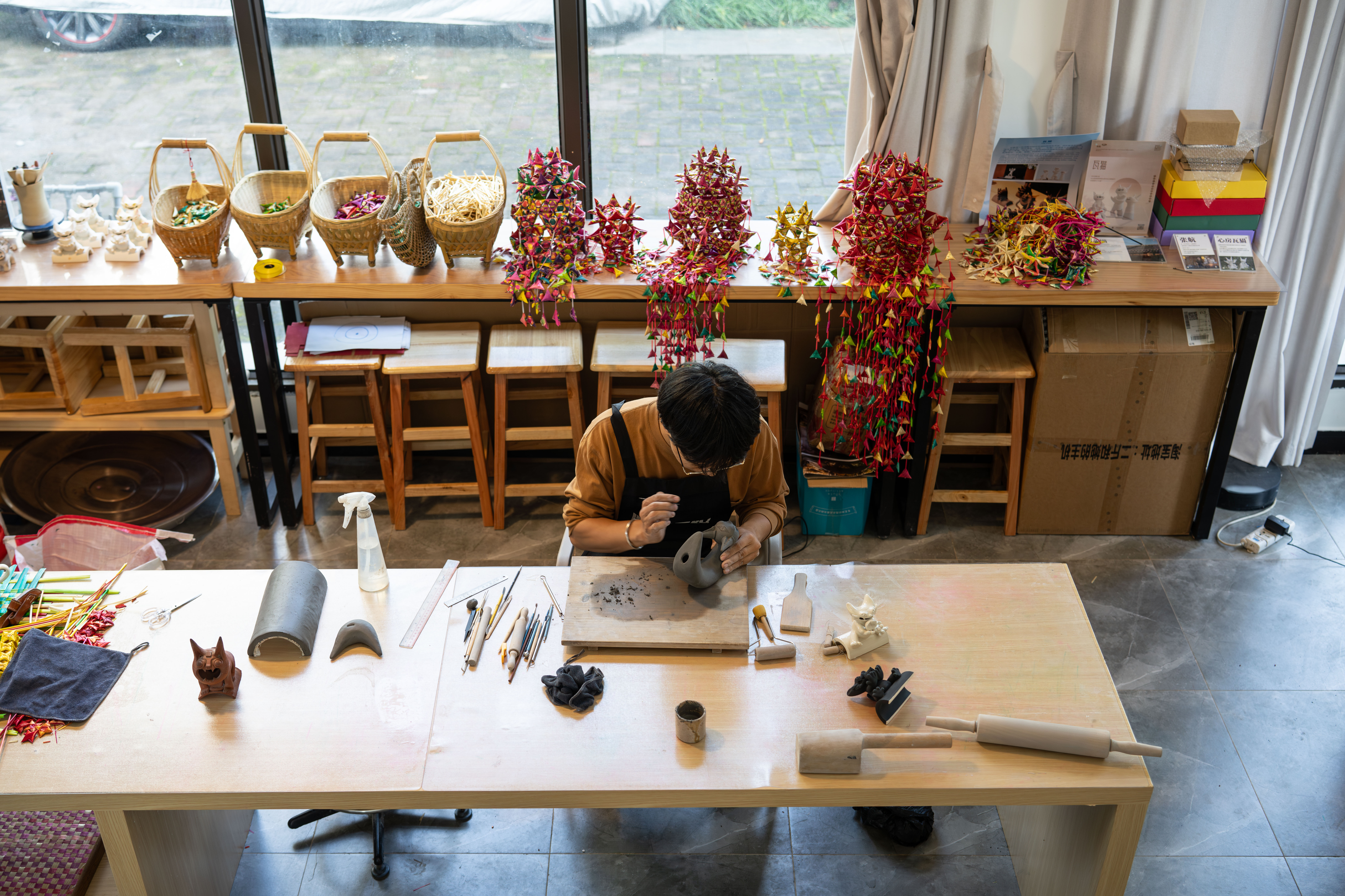 图片故事｜90后青年匠人 让镇宅神兽从屋顶走入“心房”