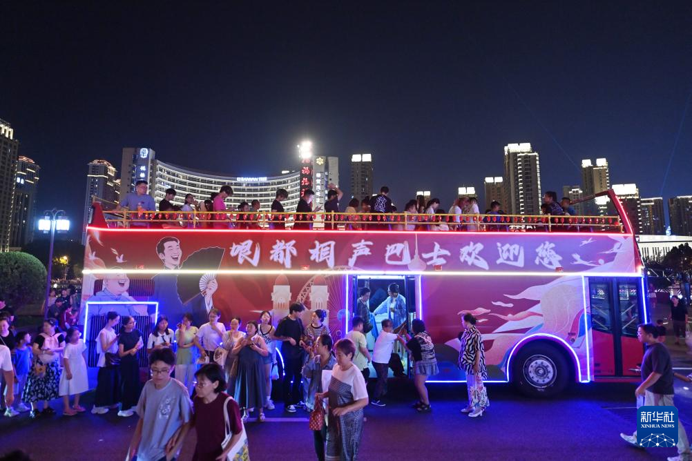 人文经济激活消费新动能丨“笑声”里的消费力