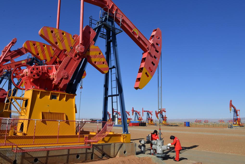 沙漠深处，倾听油井“心跳”的石油人