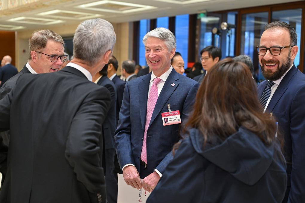 中国发展的确定性振奋世界