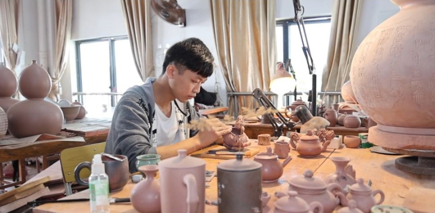 钦州“00后”学徒：师从非遗大师 传承坭兴陶千年技艺