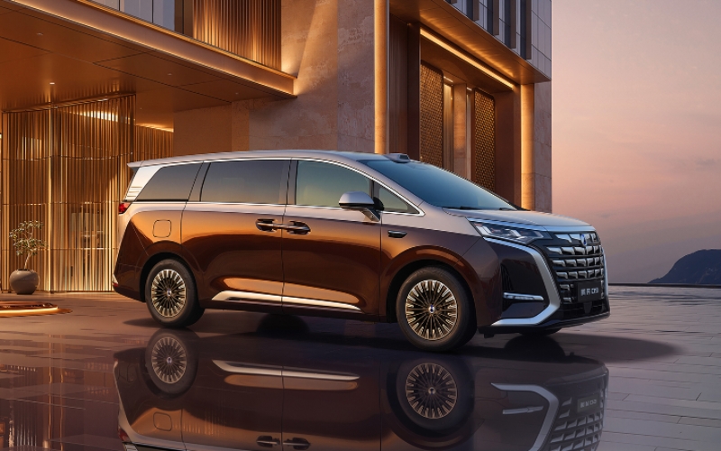 第二代腾势D9搭载闪充技术 售价35.98万元起