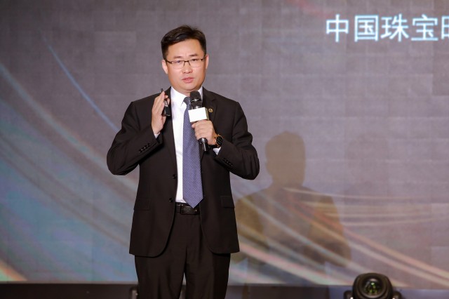 9中国珠宝公司副总经理李志勇解读新品.jpg