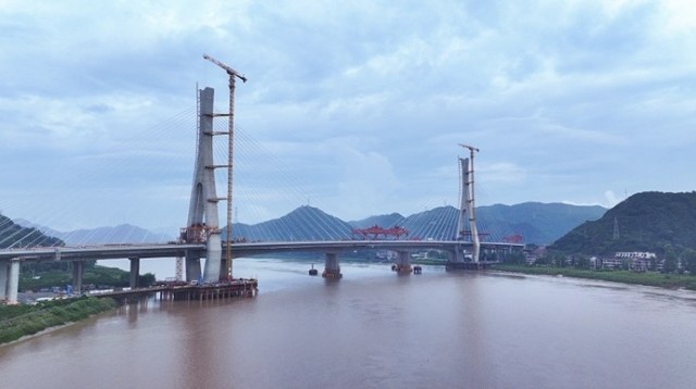浙江甬台温改扩建台州北段灵江特大桥顺利合龙