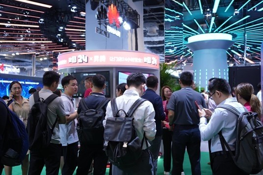 微店24亮相华为全联接大会2025，与昇腾共启智能零售“云值守”时代