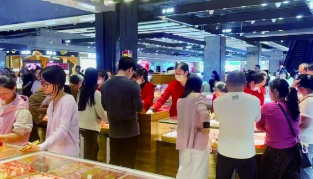 实探深圳水贝市场：金饰两天上涨60元 买卖价差拉大