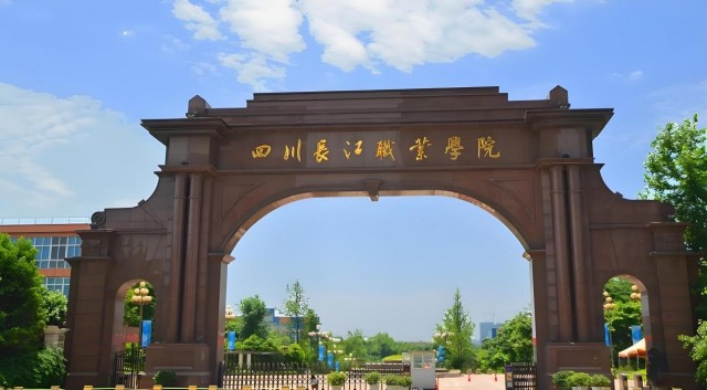 四川长江职业学院：“三化”融合育电商人才