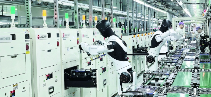 人形机器人：工厂流水线新工友“转正了”