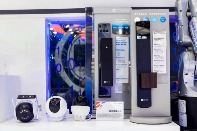 萤石 AI 视觉物联全矩阵亮相第九届数字中国建设峰会 以数智创新点亮智慧生活新图景